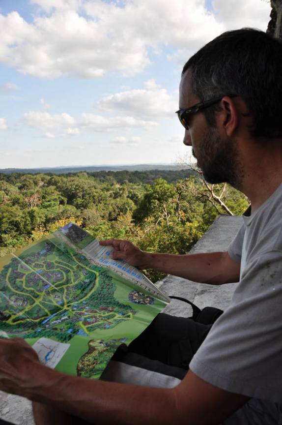 No alto do Templo IV, observando o mapa das ruínas mayas de Tikal, na Guatemala
